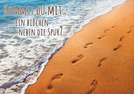 Abenteuerlust Postkarte – Inspirierende Natur - und Meersprüche | Fußspuren im Sand Design für Spontanität & Freundschaft