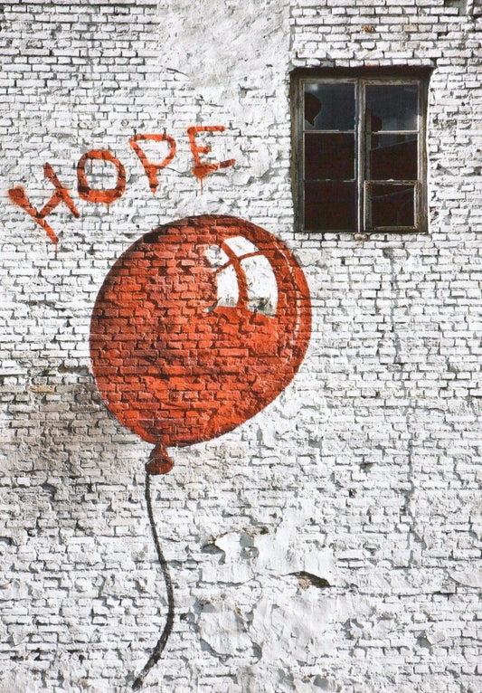 Abschiedskarte "Hoffnungsvoller Roter Ballon" – Streetart - Postkarte mit urbanem Flair und symbolischer Botschaft, Kunstpostkarten