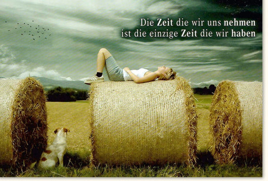Besinnliche Grußkarte - Entspannung in der Natur mit Hund & Strohballen - Inspirierende Lebensweisheit für ruhige Momente