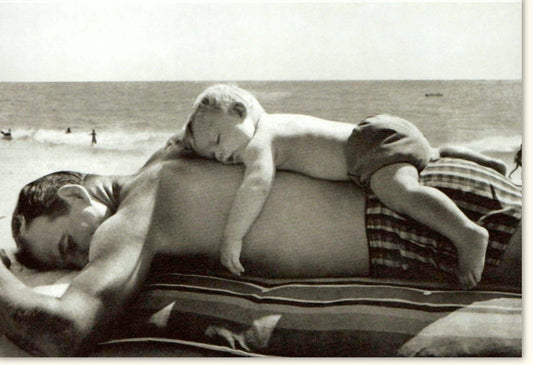 Blankokarte "Daydreaming am Strand" – Vintage Schwarz - Weiß - Fotografie, Mann & Katze in Ruhe, Retro - Charme zum Entspannen und Träumen