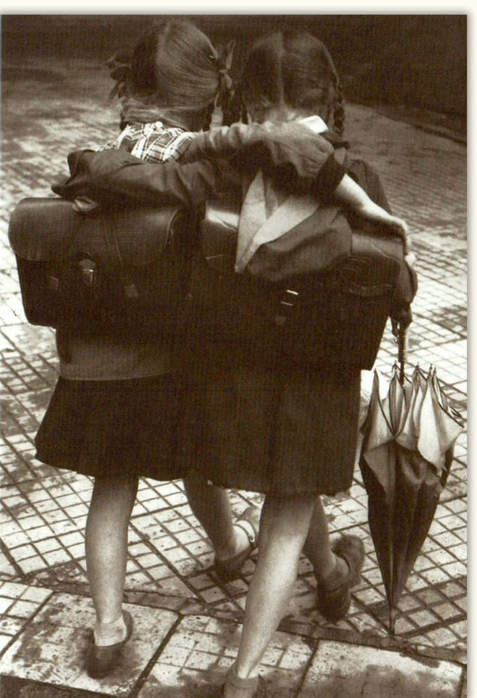Blankokarte Freundschaft - Retro Schwarz - Weiß Fotografie, Kinder mit Schultaschen, Nostalgische Geborgenheit & Vertrauen