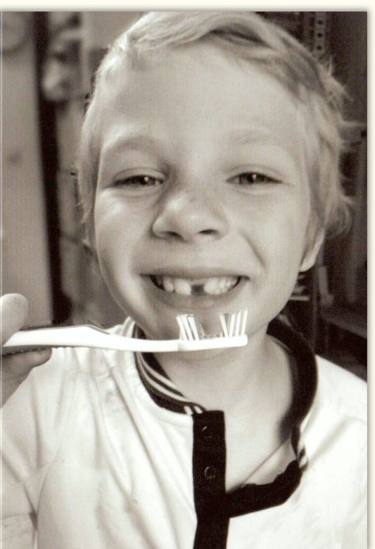 Blankokarte für jeden Anlass - "Don't Worry I'm Happy" Schwarz - Weiß mit lächelndem Kind beim Zähneputzen, voller Spaß & Optimismus