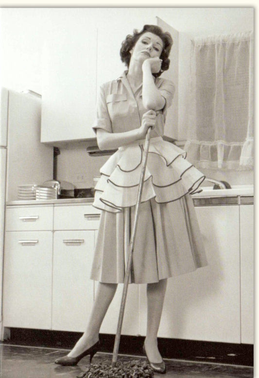 Blankokarte im Retrostil: Elegante Frau bei Hausarbeit – Nachdenkliche Schwarzweiß - Küchenszene, Vintage - Fotografie für persönliche Botschaften