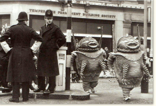 Blankokarte mit lustigem Retro - Motiv zwei Außerirdische auf London Straße originelle Grußkarte Klappkarte Vintage Doppelkarte für jeden Anlass