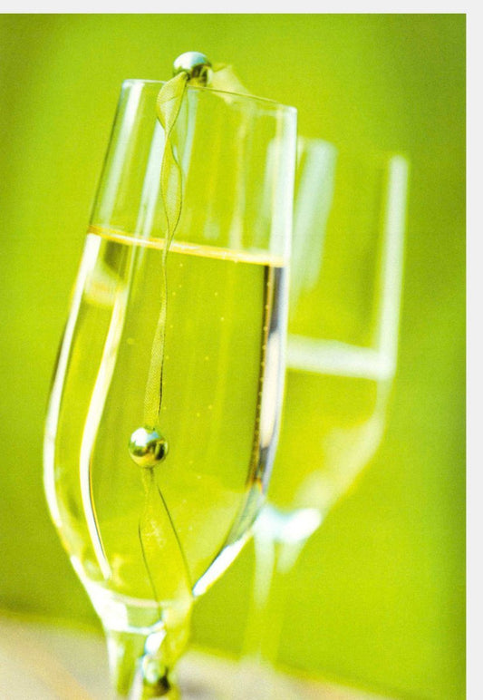 Blankokarte mit Sektglas auf Grün - Perfekt für Hochzeit, Neujahr, Jubiläum oder Glückwünsche