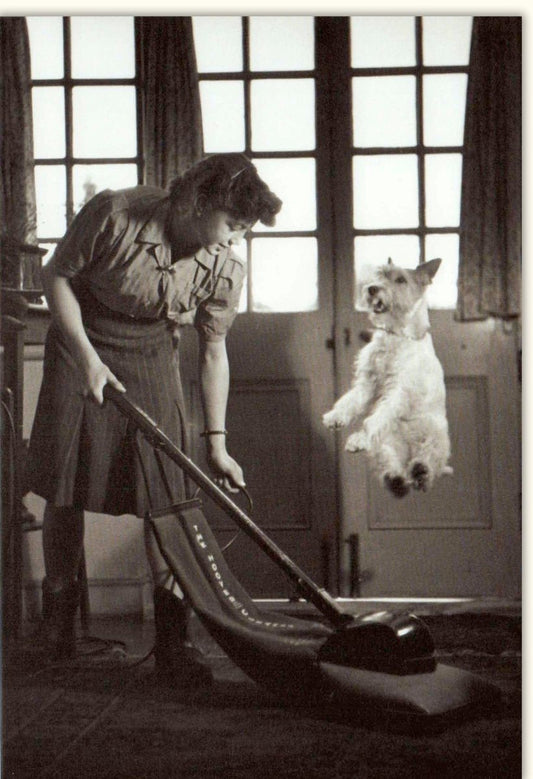 Blankokarte Retro Vintage - Elegante Frau mit Hund & Staubsauger, Klassische Freude beim Putzen, 150g/m² Schwarzweiß