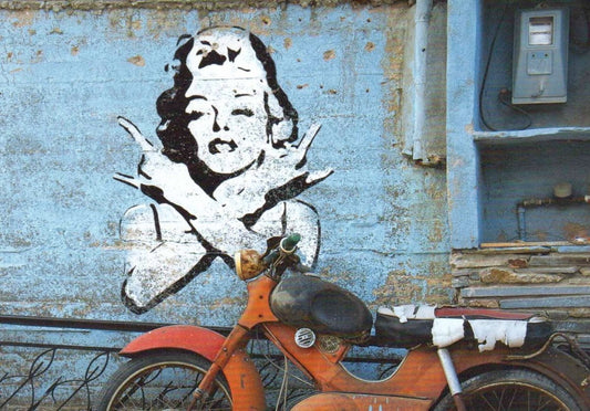 Blankopostkarte: Vintage Motorrad auf Blauer Wand – Kreative Urban Graffiti Kunst im Retro Stil