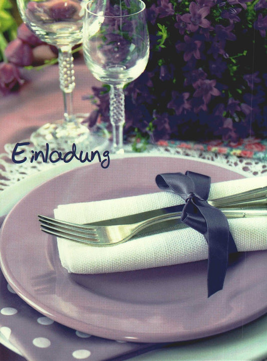 Einladungskarte stilvoll gedeckter Tisch mit Schleife lila Blumen elegante Einladung Postkarte Set Feier festlich