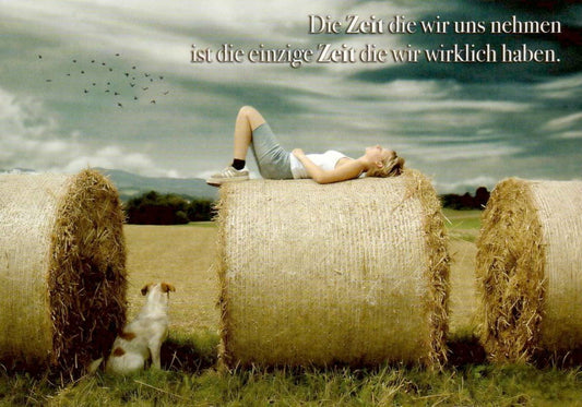 Entspannungskarte - Naturmotiv mit Frau & Hund auf Strohballen, Himmel & Vögel - Lebensweisheiten über Zeit