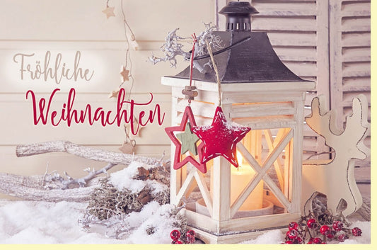 Festliche Weihnachtsgrußkarte – Elegantes Design mit Kerze, Holzhaus und Sternen für stimmungsvolle Winterabende