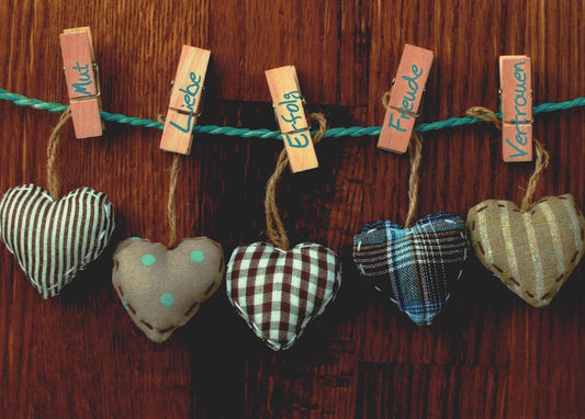 Freundschaftskarte mit Stoffherzen und inspirierenden Worten Mut Liebe Erfolg Freude Vertrauen perfekte Postkarte für Freunde