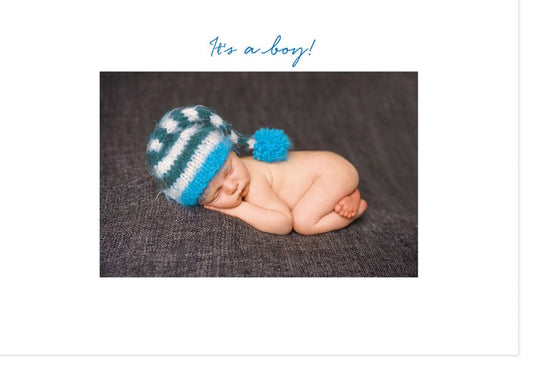 Geburtskarte Glückwunsch zur Geburt - "Willkommen kleiner Junge" - Süßes Neugeborenes mit Mütze, Schlafend, Liebevolle Erinnerung an Babyglück