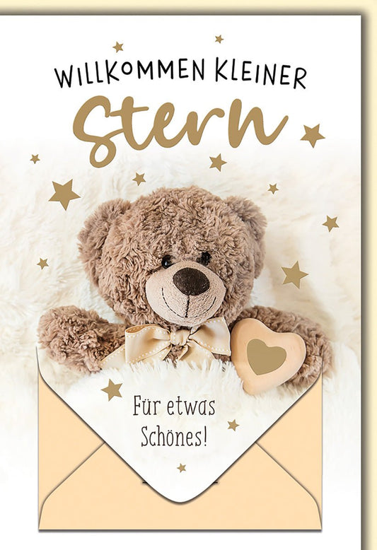 Geburtskarte Junge – Teddybär im Umschlag mit Herz und Sternen in sanften Tönen
