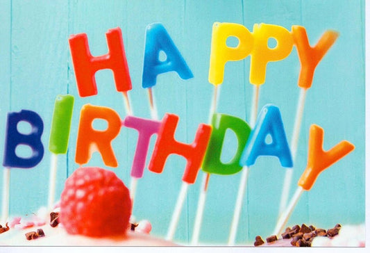 Geburtstagskarte bunte Buchstaben Happy Birthday auf Torte fröhliche Glückwunschkarte zum Geburtstag für Kinder und Erwachsene