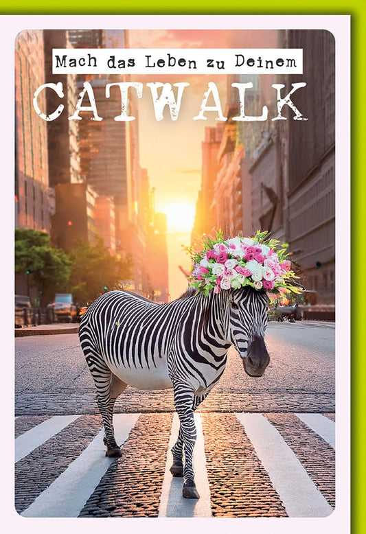 Geburtstagskarte Frauen – Zebra mit Blumenkrone auf Stadtstraße im Sonnenuntergang
