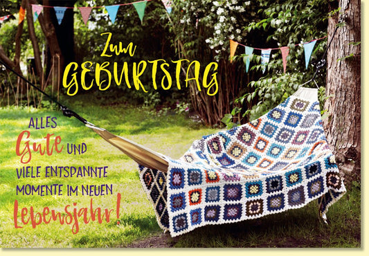 Geburtstagskarte Hängematte im Garten mit bunten Wimpeln und Häkeldecke fröhliche Glückwunschkarte für entspannte Geburtstagsgrüße