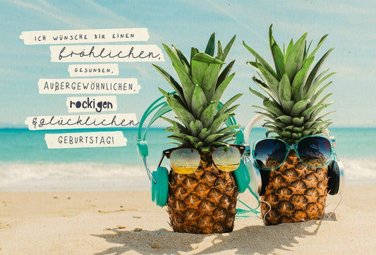 Geburtstagspostkarte: Ananas - Duo mit Sonnenbrille & Kopfhörern im Sand, aus Zuckerrohrpapier
