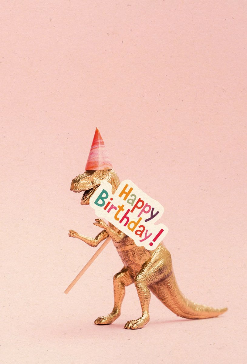 Geburtstagspostkarte Dinosaurier mit Partyhut und Schild aus Zuckerrohrpapier