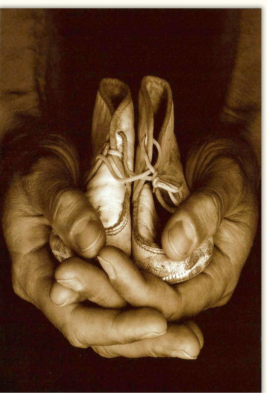 Glückwunschkarte zur Geburt "Erinnerungen" – Schwarzweiß Fotografie mit Händen & Ballettschuhen, Nostalgische Sepia Optik, Blanko für persönliche Botschaften