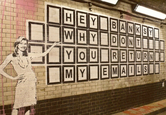 Graffiti - Kunstpostkarte im Banksy - Stil – Urbane Satire für Sammler, Moderne Wanddeko & Kreatives Geschenk