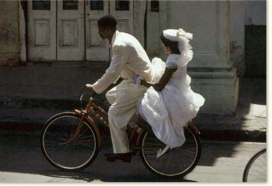 Hochzeitskarte "Cuban Lovers" - Romantische Glückwunschkarte mit Vintage Fahrrad Brautpaar Motiv, Retro Kuba Flair für eine fröhliche Hochzeit