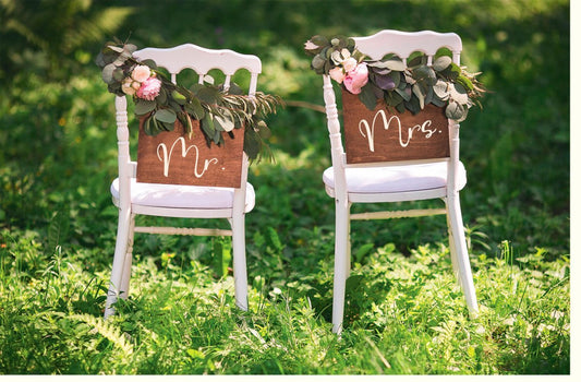 Hochzeitskarte Mr & Mrs Stühle – Vintage Romantik mit Blumenschmuck für rustikale Ehefeiern