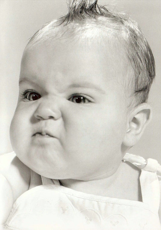 Humorvolle Vintage - Postkarte im Schwarz - Weiß - Retrostil, Skurrile Sammlerfotografie als zeitloses Unikat für stilvolle Dekoration