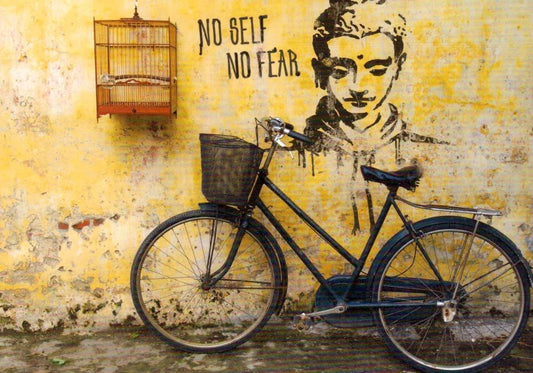 Inspirierende Blankopostkarte - Street Art Fahrrad & Graffiti Buddha, Gelbe Wand mit Vogelkäfig - "No Self No Fear" Serie