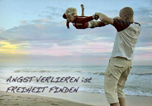 Inspirierende Postkarte mit Strandmotiv | Familie & Spaß am Meer | Zitat über Liebe, Vertrauen & Hoffnung