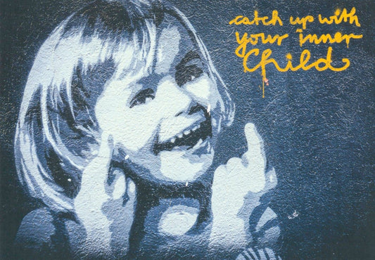 Kunstpostkarte mit Street Art – Urbanes Graffiti in Blau, Lachen & Glück für das innere Kind, Inspirierende moderne Kunst aus der Kindheit