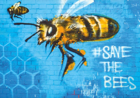 Kunstpostkarte Street Art Biene - Graffiti für Umweltschutz, Blaue Urban Art mit Hashtag für Bienenschutz