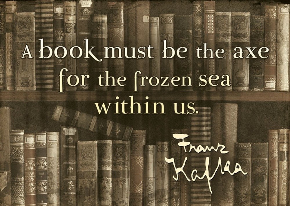 Kunstpostkarte: Vintage Bücherregal mit Kafka Zitat, Retro Design in Braun, Dekorative Schriftart