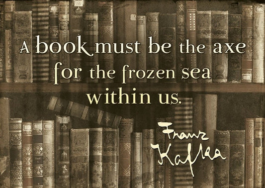 Kunstpostkarte: Vintage Bücherregal mit Kafka Zitat, Retro Design in Braun, Dekorative Schriftart