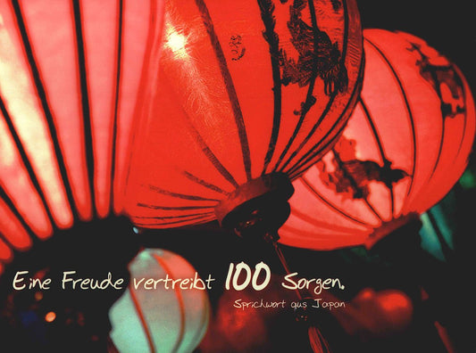 Lebensweisheiten Postkarte mit japanischem Sprichwort und roten Lampions Freude vertreibt Sorgen inspirierende Grußkarte Motivation