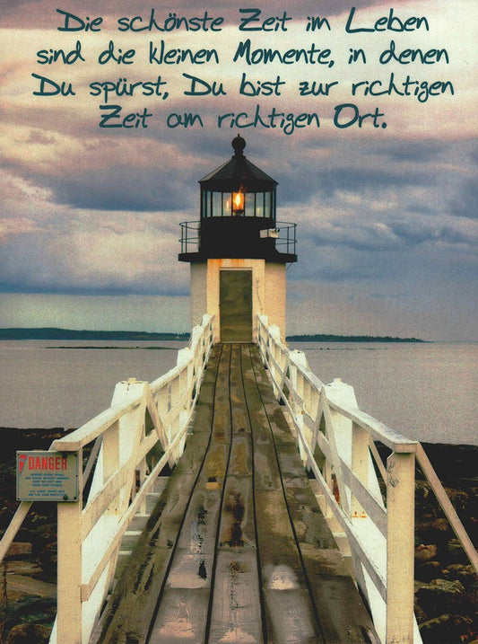 Lebensweisheiten Postkarte mit Leuchtturm Motiv und Spruch Die schönsten Momente im Leben Zeit am richtigen Ort Grußkarte Inspiration