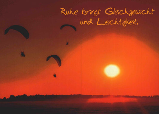 Lebensweisheiten Postkarte mit Sonnenuntergang und Paraglidern Ruhe bringt Gleichgewicht und Leichtigkeit inspirierende Grußkarte