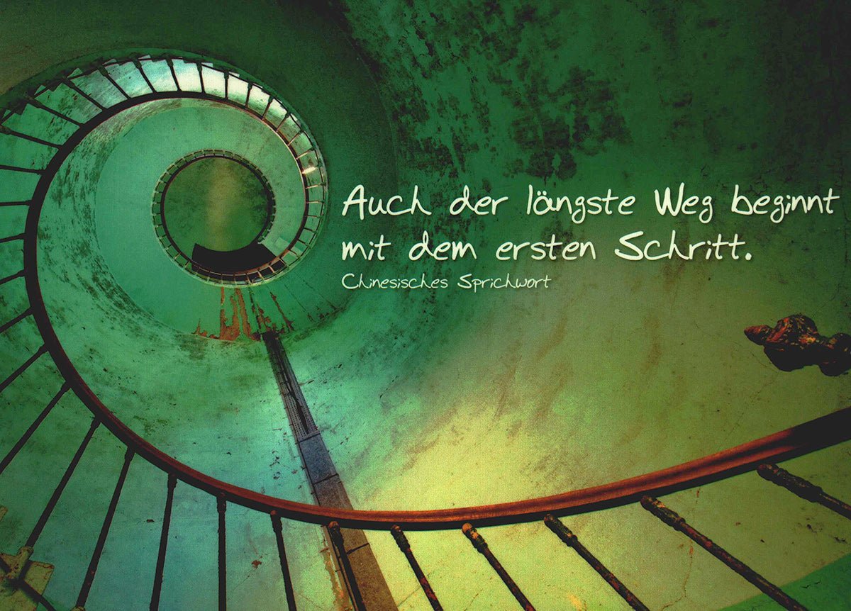 Lebensweisheiten Postkarte mit Spruch Auch der längste Weg beginnt mit dem ersten Schritt inspirierende Grußkarte Spiral Treppe Motiv