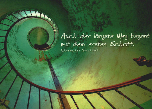 Lebensweisheiten Postkarte mit Spruch Auch der längste Weg beginnt mit dem ersten Schritt inspirierende Grußkarte Spiral Treppe Motiv