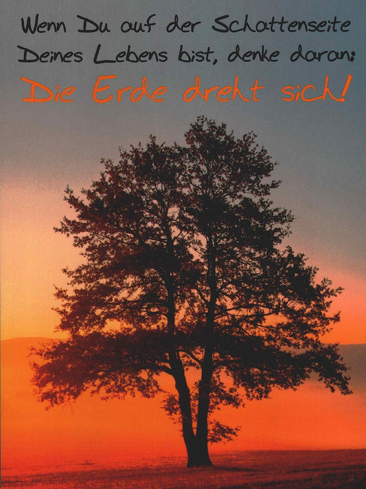 Lebensweisheiten Postkarte mit Spruch Die Erde dreht sich Sonnenuntergang Baum Mutmacher Karte Motivation Grußkarten Inspiration
