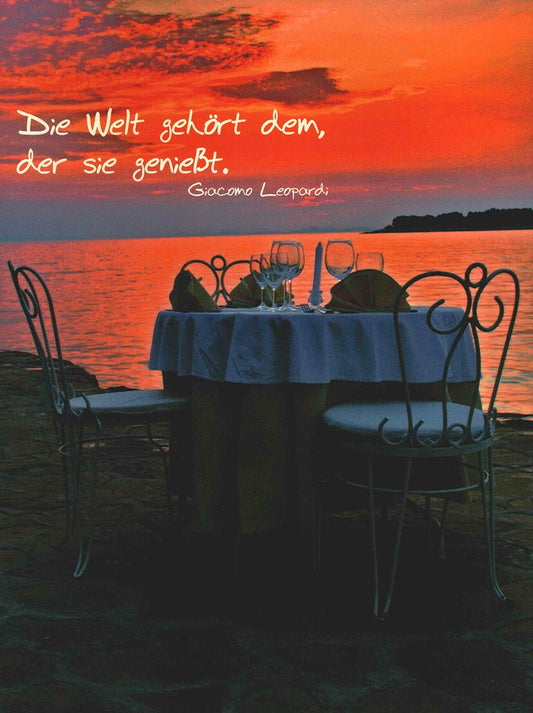 Lebensweisheiten Postkarte Sonnenuntergang am Meer mit Zitat Die Welt gehört dem der sie genießt inspirierende Grußkarte für Genießer