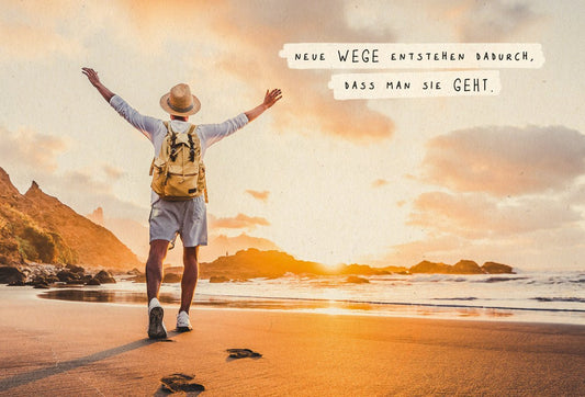 Lebensweisheiten - Postkarte: Wanderer am Strand bei Sonnenuntergang, inspirierende Abenteuer - Motivation