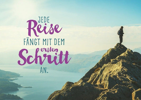 Lebensweisheits - Postkarte: Inspirierender Sinnspruch "Jede Reise beginnt mit einem Schritt"