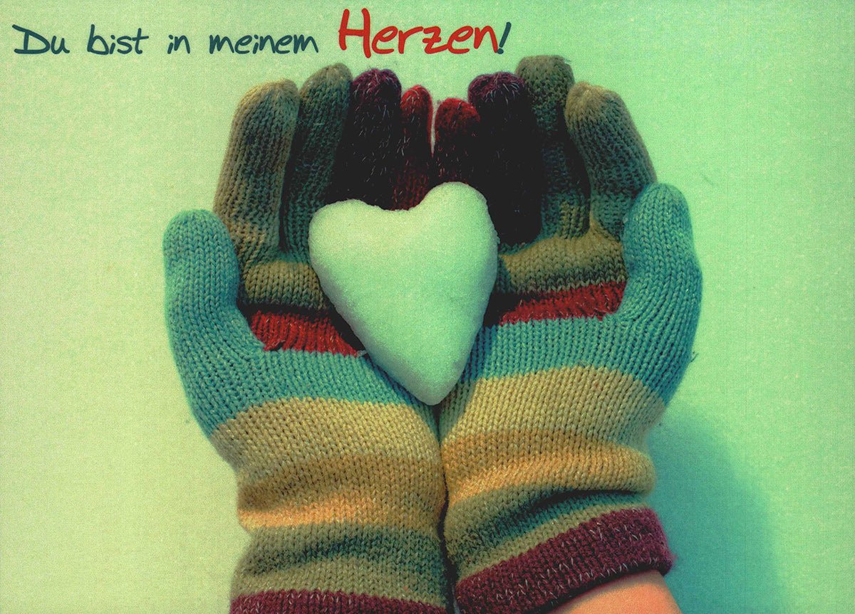 Liebeskarte Du bist in meinem Herzen mit Herzmotiv und bunten Handschuhen perfekte Postkarte für liebevolle Grüße und romantische Botschaften