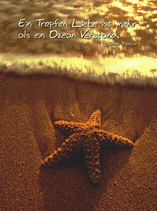 Liebeskarte mit Spruch Ein Tropfen Liebe ist mehr als ein Ozean Verstand romantische Postkarte mit Stern im Sand für besondere Grüße