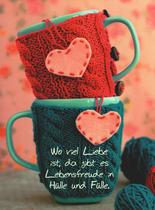 Liebespostkarte zwei Tassen mit Strickmuster und Herzanhänger liebevolle Botschaft Lebensfreude Hülle und Fülle romantisch