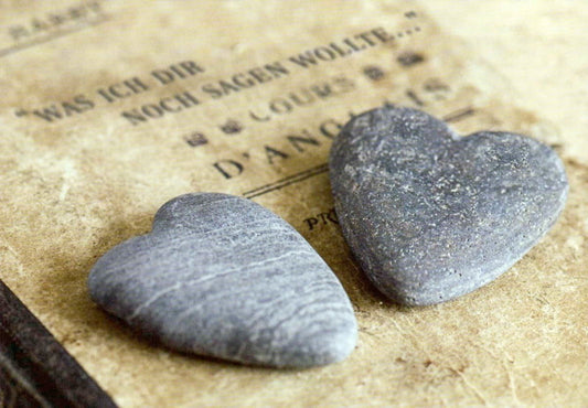 Liebevolle Postkarte mit Steinherzen - Vintage Romantik für besondere Momente, Gefühlvolle Botschaft und Retro - Charme, Perfekt als Dankeschön