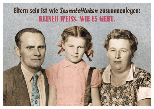 Lustige Postkarte: Elternsein ist wie ein Spannbettlaken zu falten – humorvoller Spruch für den Alltag