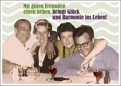 Lustige Postkarte: Gemeinsam mit Freunden anstoßen und lachen