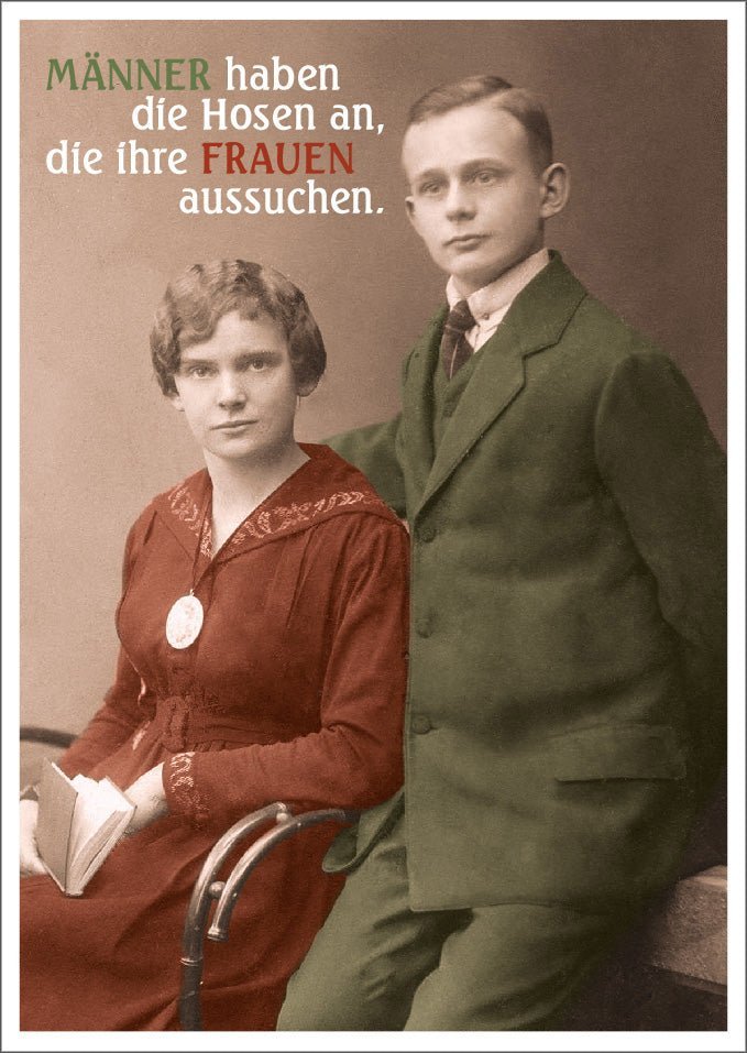 Lustige Postkarte: Männer tragen die Hosen, die ihre Frauen wählen