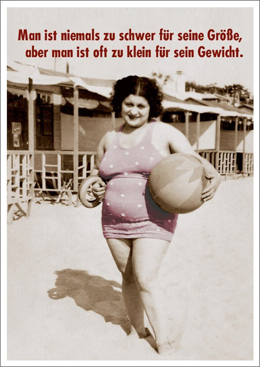 Lustige Postkarte - Retro Badeanzug & Ball, Humorvolle Sprüche in Sepia, Kurios Kurvig Design